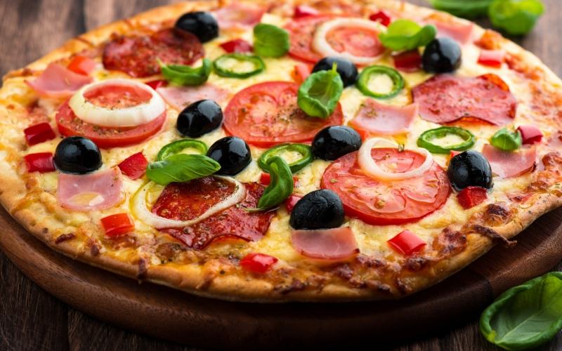 Pizza bò có vỏ mỏng nhẹ, dai dai, vỏ dày mềm mại, ôm trọn phần nhân. Vị mặn ngọt hài hòa, béo ngậy của phô mai, thơm ngon của thịt bò và rau củ.