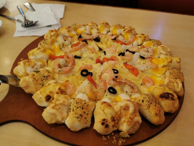 Món Pizza hải sản phô mai 3 vị là sự kết hợp hòa quyện giữa hương vị tươi ngon của hải sản với lớp phô mai tan chảy béo ngậy. Hương thơm đặc trưng từ hải sản kết hợp với vị đặc biệt của phô mai, tạo nên một món Pizza cực hấp dẫn