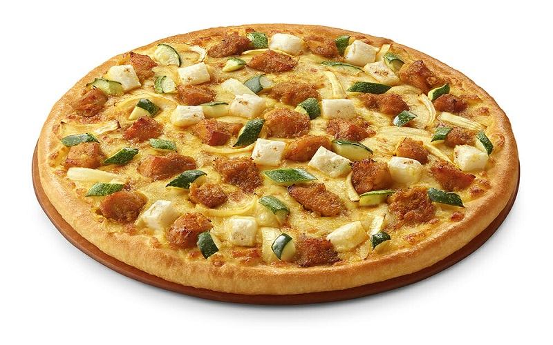 Pizza Hut được nướng vàng giòn, dậy mùi thơm nức mũi. Khi thưởng thức, bạn sẽ cảm nhận được sự hòa quyện hoàn hảo giữa vị béo ngậy của phô mai, vị chua ngọt của sốt cà chua, vị mặn mà của nhân pizza và hương thơm của các loại thảo mộc.