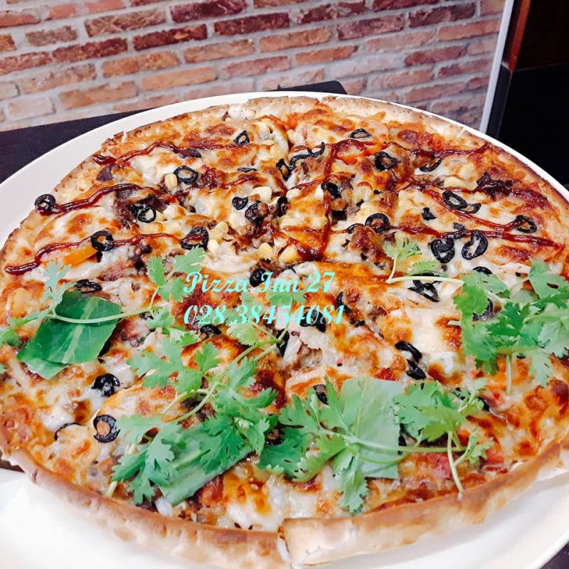 Một số loại pizza đặc trưng của Pizza Inn là pizza phô mai, pizza hải sản, pizza bò bít tết. Pizza rất thơm ngon, phô mai béo ngậy ngập tràn, hải sản tươi, bánh ra khá nhanh. ﻿Phần vỏ bánh nướng đều không bị quá khô hay cháy khét, đế dày.    Pizza Inn còn có nhiều combo kèm salad, bánh mì bơ tỏi, cánh gà nướng để thực khách chọn lựa.