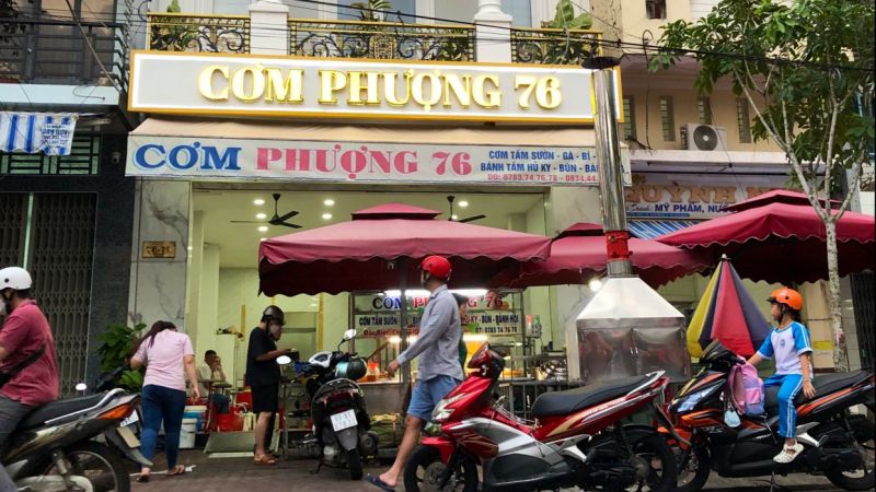 Cơm Phượng 76 là một địa chỉ nổi tiếng và được ưa chuộng cho các bữa cơm trưa tại văn phòng.