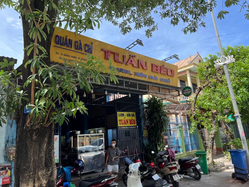 Quán Gà Chỉ Tuấn Béo là một quán ẩm thực nổi tiếng tại Quảng Trị.