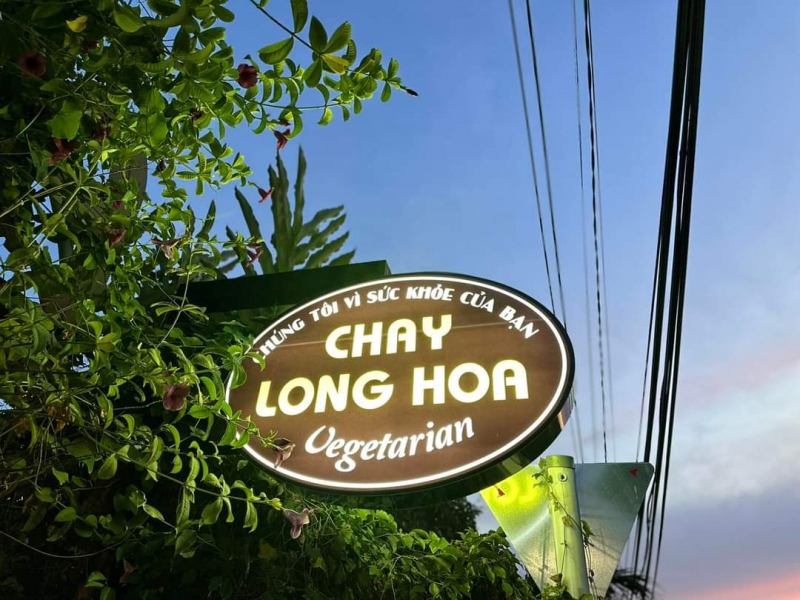 Ẩm Thực Chay Long Hoa là một quán cơm chay nhỏ nhưng không gian vô cùng thanh tịnh 