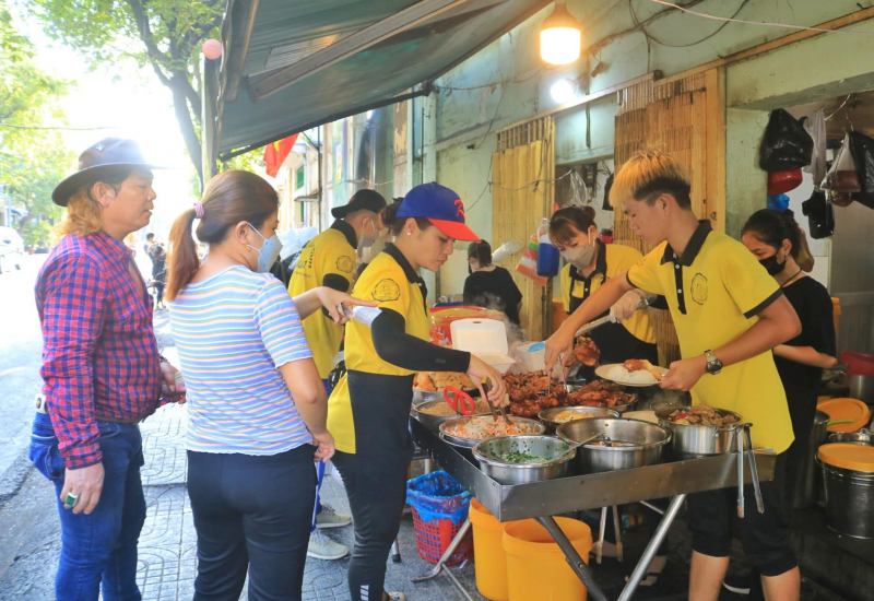 Quán Cơm Tấm Cao Bồi luôn nhận được sự yêu thích của khách du lịch và dân địa phương nơi đây bởi cách bày trí đơn sơ nhưng vô cùng sạch sẽ