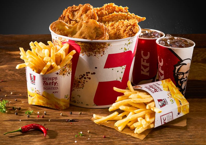 KFC sử dụng công thức bí truyền gồm 11 loại thảo mộc và gia vị để tẩm ướp gà, tạo nên hương vị độc đáo không thể lẫn với bất kỳ thương hiệu nào khác.