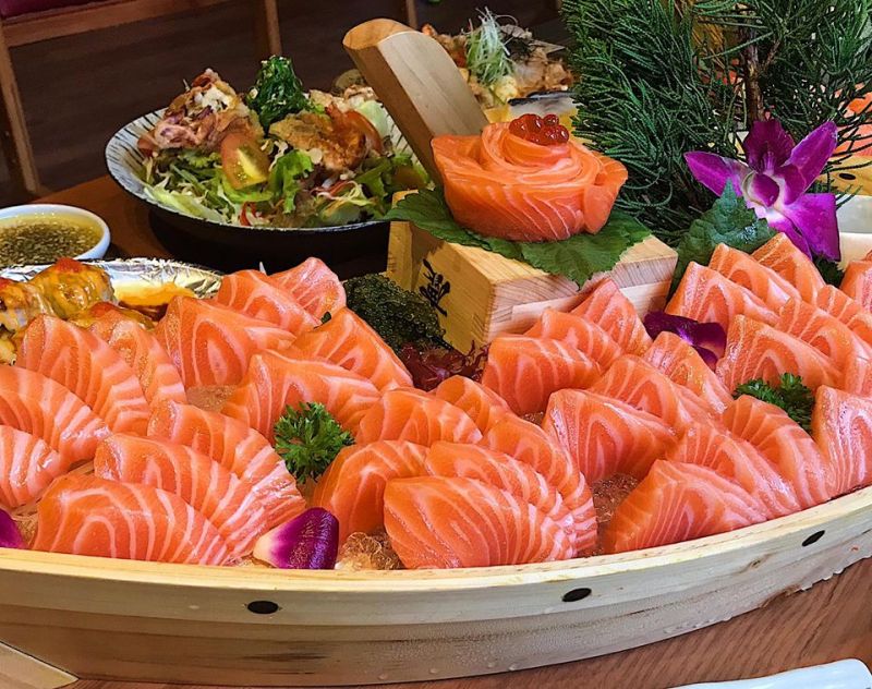 Sashimi cá hồi với các lát cá hồi tươi ngon được cắt mỏng và sắp xếp đẹp mắt trên đĩa. Mỗi miếng Sashimi cá hồi thơm ngon, dai ngọt và mềm mịn, tạo nên một trải nghiệm ẩm thực độc đáo và sang trọng