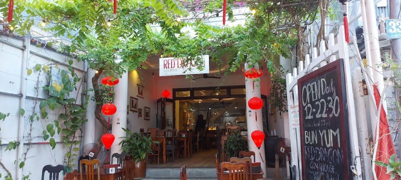 Red Dragon restaurant Hoi An nằm 332 Cửa Đại, Hội An có không gian rộng rãi, thoải mái với bàn ở ngoài và bên trong, cách thiết kế mang nét phương Tây