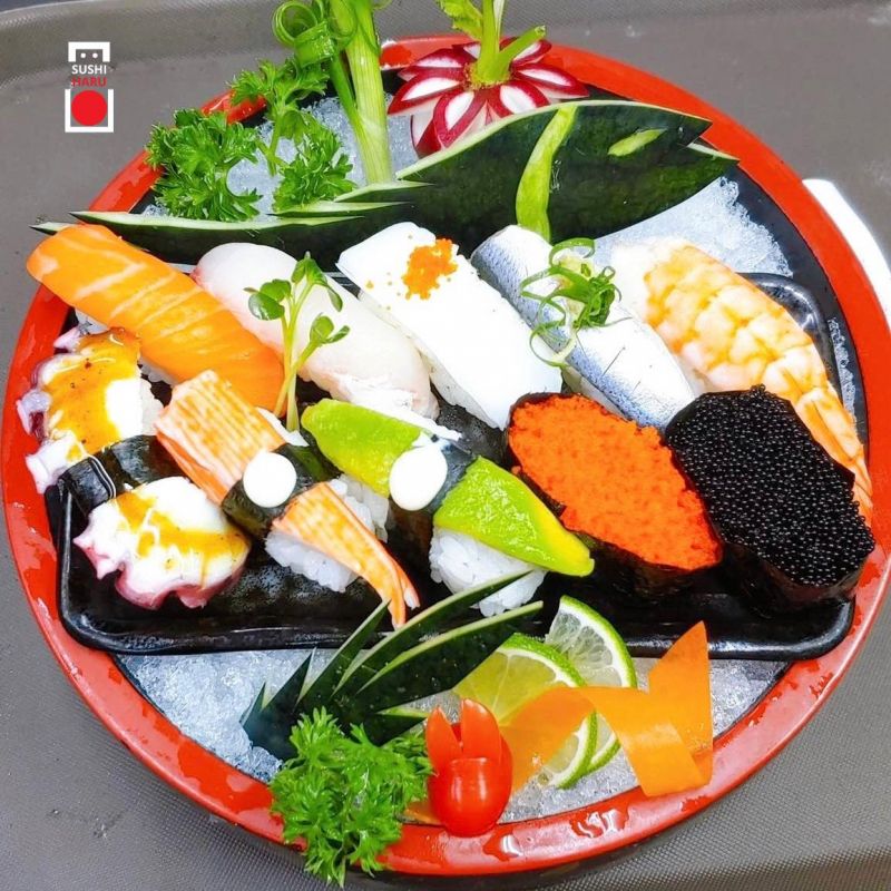 Sushi là một hòa quyện tinh tế của cơm và các loại hải sản tươi ngon. Sự độc đáo của từng miếng sushi nằm ở cách kết hợp đơn giản nhưng tinh tế giữa lớp cơm, miếng cá tươi, và một chút wasabi