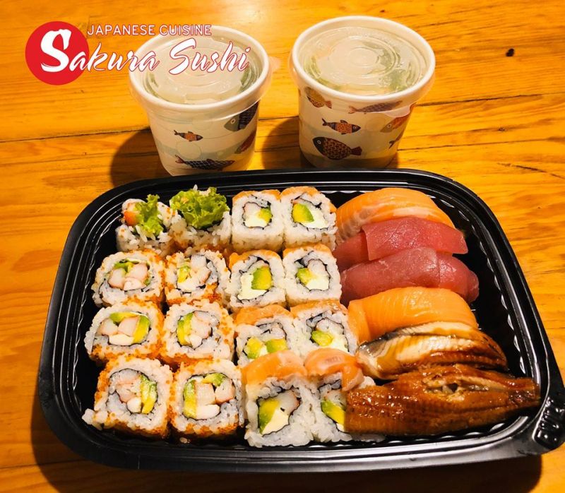 Sakura Sushi Nha Trang đặc trưng bởi những set sushi đa dạng các loại món ăn như cơm cuộn cá hồi, sushi cá hồi, sashimi hải sản tươi sống ăn béo ngậy kèm chút mù tạt cay cay mang lại cảm giác mới lạ cho từng thực khách đến trải nghiệm