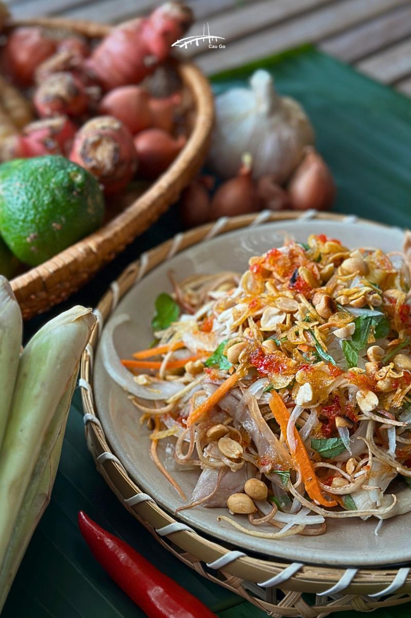 Salad hoa chuối và gà xé phay tại Cau Go Vietnamese Cuisine là sự kết hợp độc đáo giữa vị thanh mát của hoa chuối, vị béo ngậy của gà xé phay và vị chua ngọt hài hòa của nước sốt.