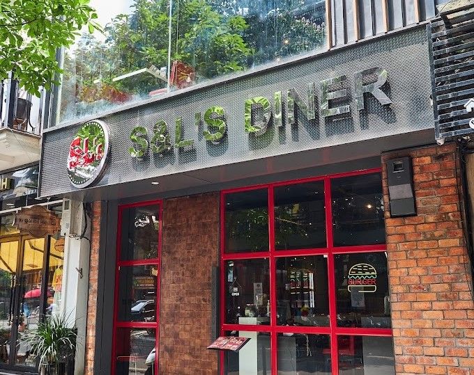 S&L’s Diner là nhà hàng đầu tiên tại Hà Nội được nhiều người biết tới với phong cách American Dinner và một trong những điểm hẹn cho du khách đến thưởng thức ẩm thực theo phong cách Mỹ