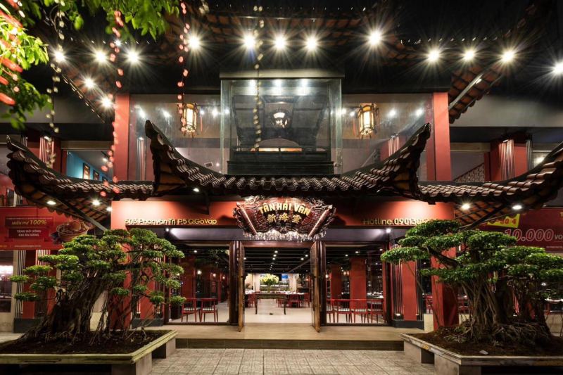 Tân Hải Vân - Cantonese Restaurant sở hữu thiết kế mang nét cổ kính, những tầng ngói cong kết hợp màu tối đậm tạo nên sự sang trọng như đang ở đất nước Trung Hoa