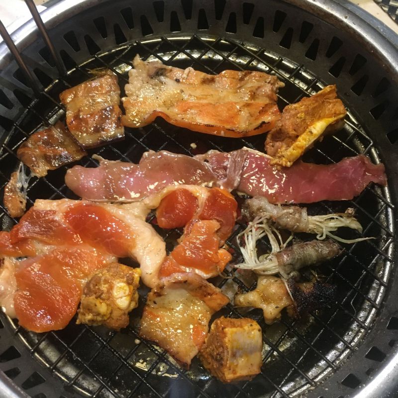 Thịt nướng là một trong những quán đồ nướng BBQ ngon ở Hà Nội với độ thơm béo của thịt nướng, bò cuộn kim chi mà bạn không thể bỏ qua