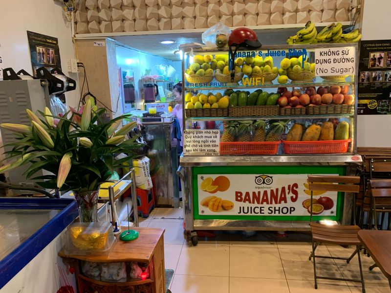 Banana's Juice Shop là một địa chỉ nổi tiếng tại Sài Gòn dành cho những người yêu thích thưởng thức chè hoa quả độc đáo và ngon mắt.