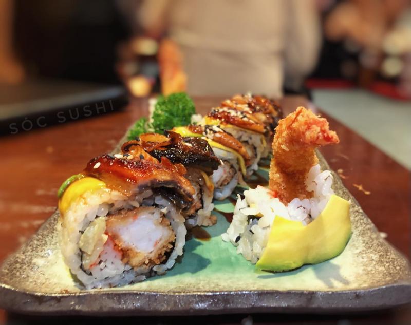 Sashimi, với sự tinh tế và tươi ngon, là một bức tranh ẩm thực tuyệt vời. Lớp mỏng các lát cá tươi ngon, như cá hồi, maguro, hay hirame, được sắp xếp mỹ mãn trên đĩa, mang lại trải nghiệm thưởng thức hương vị tinh tế, vị ngọt và béo của từng miếng sashimi, không cần sự làm chín giữ nguyên hương vị tươi mới và tinh tế của nguyên liệu.