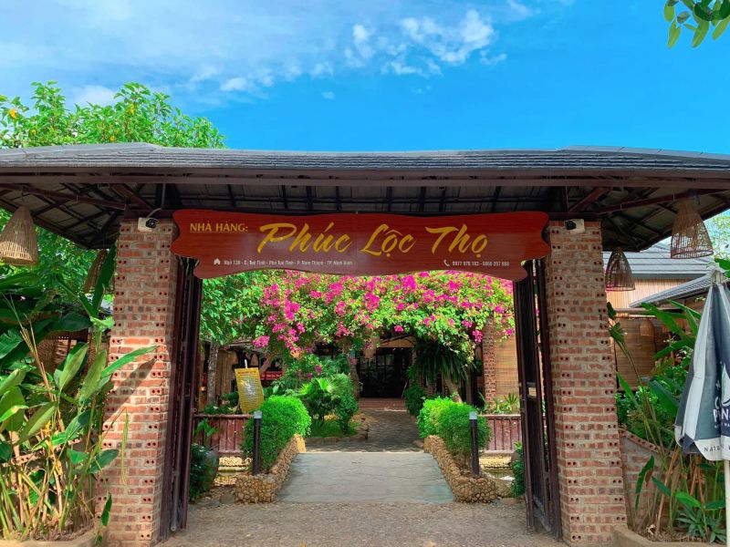 Nhà hàng Phúc Lộc Thọ chứa đầy đủ những tinh hoa văn hóa ẩm thực Việt