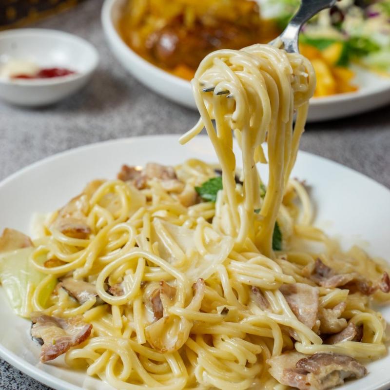 Mỳ carbonara của Steak One được coi như là món ăn không thể bỏ qua mỗi khi đến quán bởi độ ngon của dĩa mỳ thơm béo sốt Carbonara