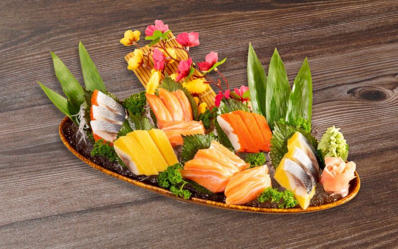 Sashimi là một lựa chọn tuyệt hảo để làm món khai vị, đánh thức giác quan của bạn trước khi bước vào bữa tiệc chính thức. Nhờ nguồn nguyên liệu được chọn lọc khắt khe, kỹ thuật sơ chế khéo léo tỉ mỉ, Sumo BBQ đã tạo nên các món sashimi chất lượng với Cá Hồi mọng béo, mềm tan trong miệng, Cá Trích ép trứng giòn ngọt, tươi rói vị biển cả.​