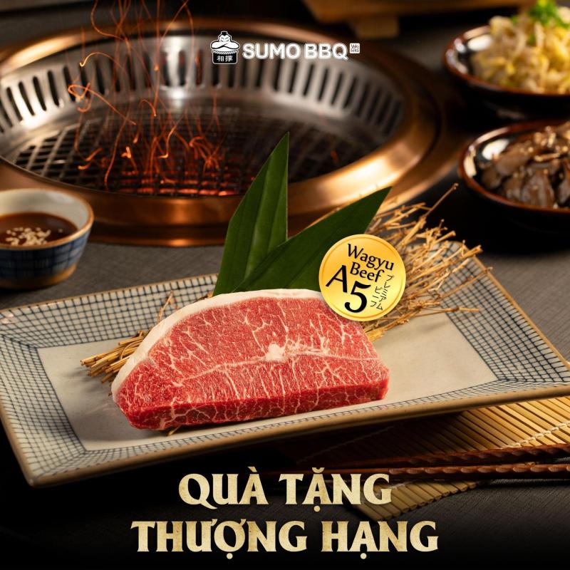 Là loại thịt được xếp hạng cao nhất trong bảng tiêu chuẩn quốc tế, Wagyu A5 tại Sumo BBQ nổi bật với những vân mỡ cẩm thạch dày dặn bắt mắt, độ mềm mọng và hương vị đậm thơm khó cưỡng, chắc chắn là 