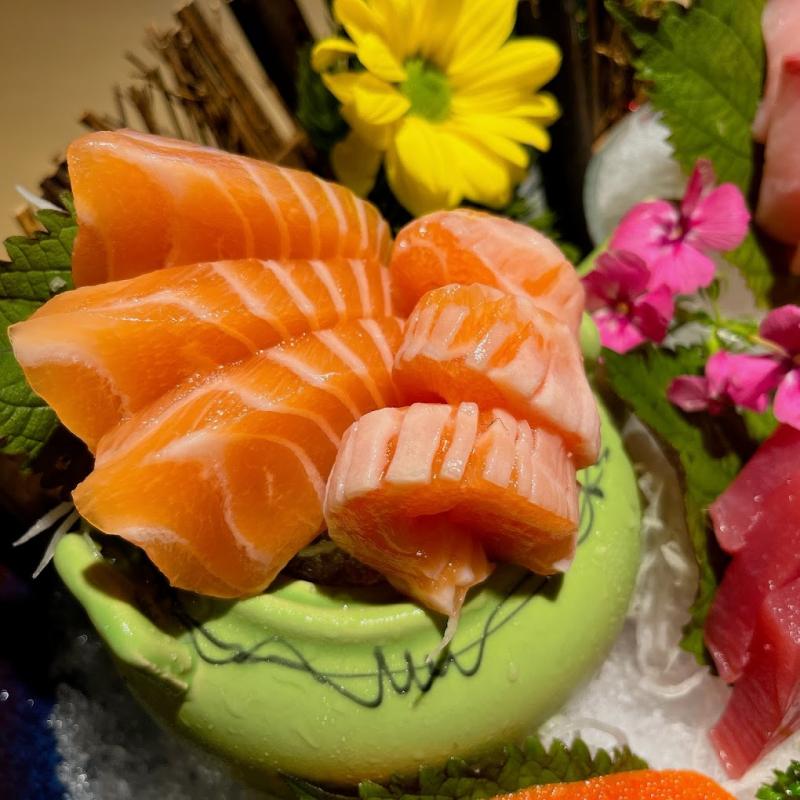 Món sashimi cá hồi là một món ăn tinh tế với những lát cá hồi tươi ngon, mềm mại, cắt mỏng và sắp xếp đẹp mắt. Cá hồi có hương vị béo ngậy, ngọt thanh, thường được thưởng thức cùng nước tương và wasabi, tạo nên trải nghiệm ẩm thực tinh túy của Nhật Bản