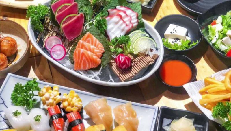 Sushi ở đây được đánh giá mềm, đậm vị, giữ nguyên hương vị Nhật Bản, từng miếng đều cảm nhận được độ tươi sống của nguyên liệu.SuShi 81 được thiết kế với không gian khá lịch sự, đơn giản và tinh tế. Là quán ăn Nhật nổi tiếng ở Biên Hòa.
