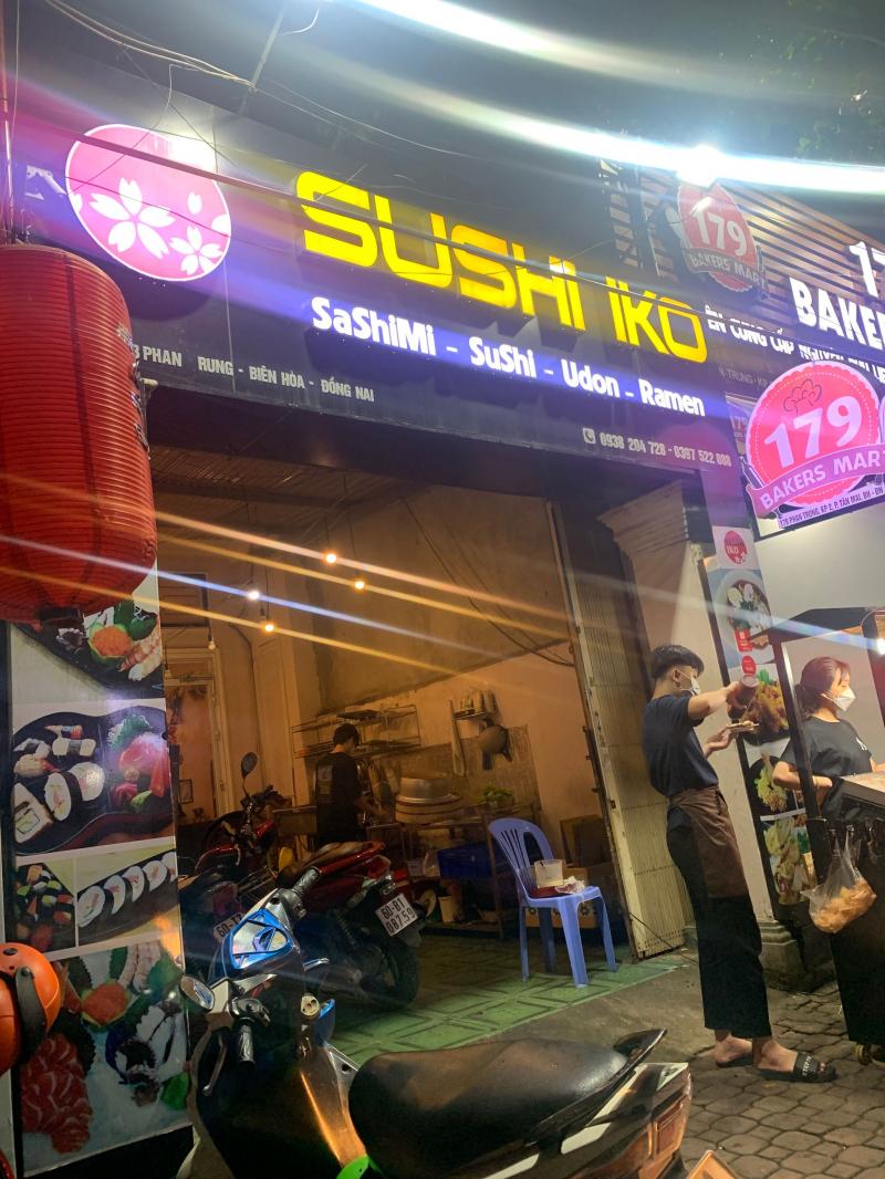 Nếu bạn ngần ngại với những quán ăn sang trọng đắt đỏ thì Sushi-Iko chính là một trong những sự lựa chọn hợp lý dành cho bạn