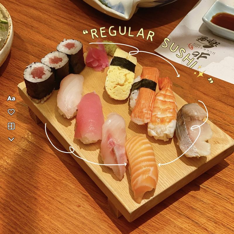 Set sushi cơ bản là bữa tiệc tươi ngon đậm chất Nhật Bản, với những chiếc sushi tinh tế được sắp xếp đều đặn trên đĩa. Mỗi miếng sushi được làm kỹ lưỡng, từ cơm mềm mại và ngon miệng, kết hợp cùng các loại nhân như cá hồi đậm đà, tôm tươi ngon và bơ trứng cuộn, tạo nên sự hoàn hảo giữa mùi vị, hình thức đẹp mắt và chất lượng cao của nguyên liệu.