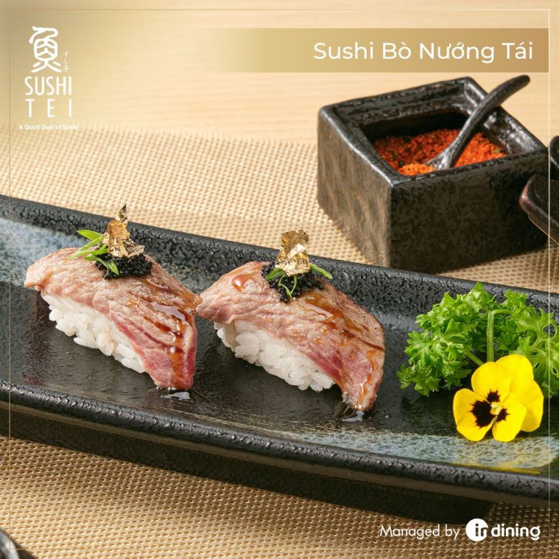 Món Sushi bò nướng tái là sự kết hợp tinh tế giữa thịt bò tái và phần cơm dẻo thơm. Khi thưởng thức, bạn sẽ cảm nhận được sự hòa quyện của thịt bò tái như tan trong miệng và dẻo của cơm, chấm cùng chút sốt wasabi tạo nên một hương vị khó quên