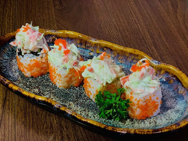 Cắn một miếng, vị cá tươi ngon ngọt lịm, vị cơm chua chua thanh mát, thêm mù tạt đưa vị hòa quyện lại làm say đắm lòng người.    Thực đơn của Sushi-Iko cũng rất phong phú với nhiều món ăn mang đậm hương vị Nhật Bản, đặc biệt là sushi cũng rất đa dạng: sushi cá hồi, sushi sò điệp, sushi cuộn thanh cua,...