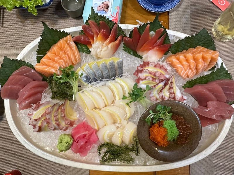 Sashimi tại quán với những lát hải sản tươi ngon được cắt mỏng và sắp xếp đẹp mắt trên dĩa. Mỗi miếng sashimi không chỉ là một trải nghiệm thỏa mãn về hương vị mà còn thỏa mãn về phần trình bày