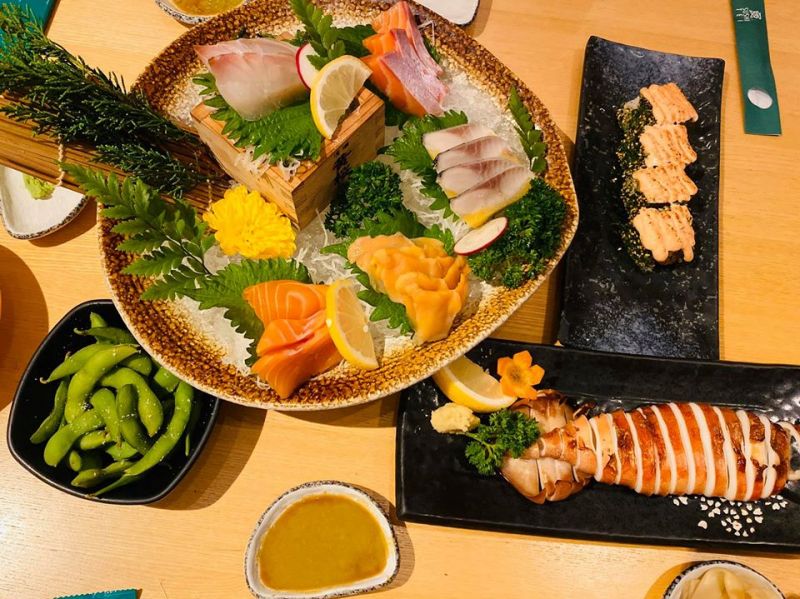 Sashi mi là món ăn mà Sushi Tei luôn luôn tự tin vì chất lương hải sản đều được tuyển chọn kỹ càng kết hợp cùng với chút mỳ tạt cay nhẹ khiến món ăn thêm trọn vị