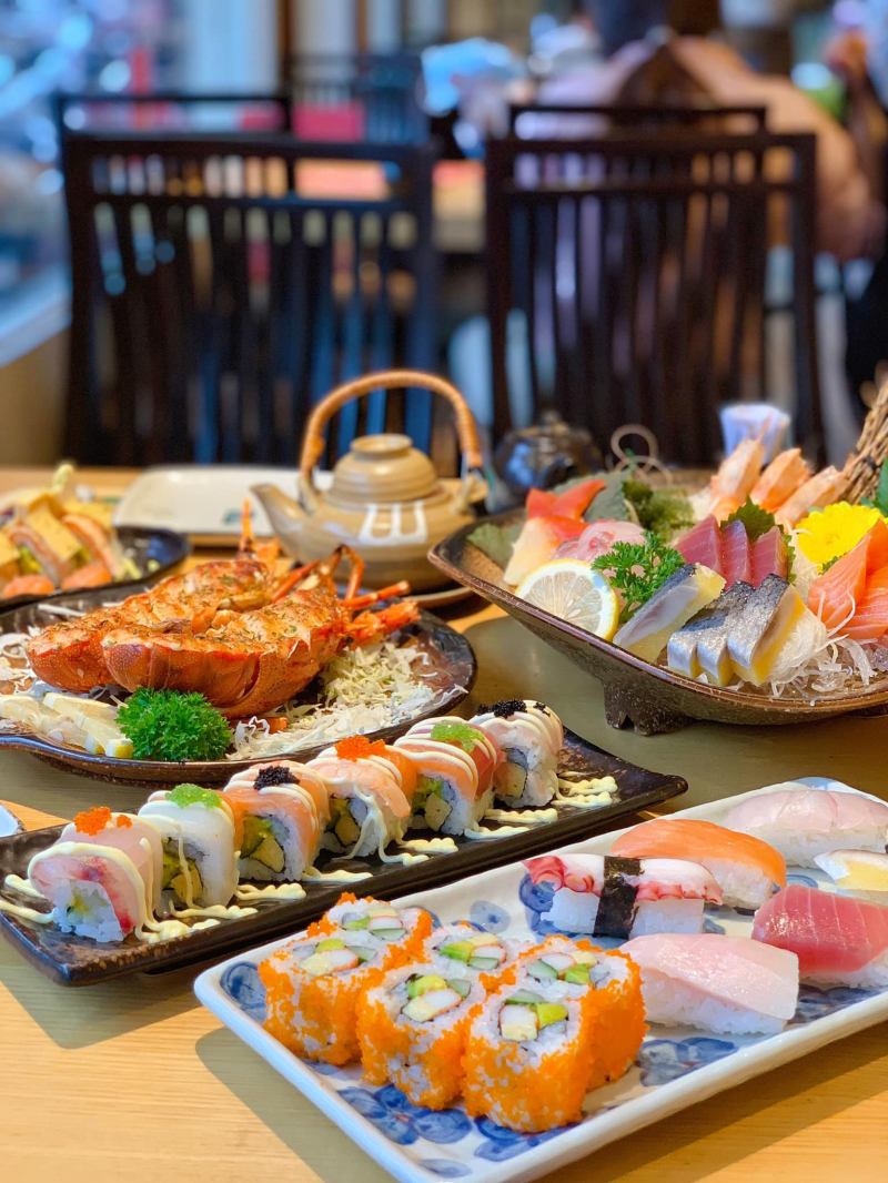 Sushi Tei còn mang đến thực đơn đa dạng hơn 300 món, đặc biệt là Sashimi Cá Hồi Bay đang gây sốt hứa hẹn sẽ thiết đãi các Sashimi Lovers bữa tiệc với đầy đủ mỹ vị tinh hoa của ẩm thực Nhật Bản.    Lựa chọn nơi này, bạn sẽ choáng với thực đơn hơn 300 món, menu theo mùa, set cơm trưa cùng thực đơn đặt tiệc hay buffet lên đến 150 món.
