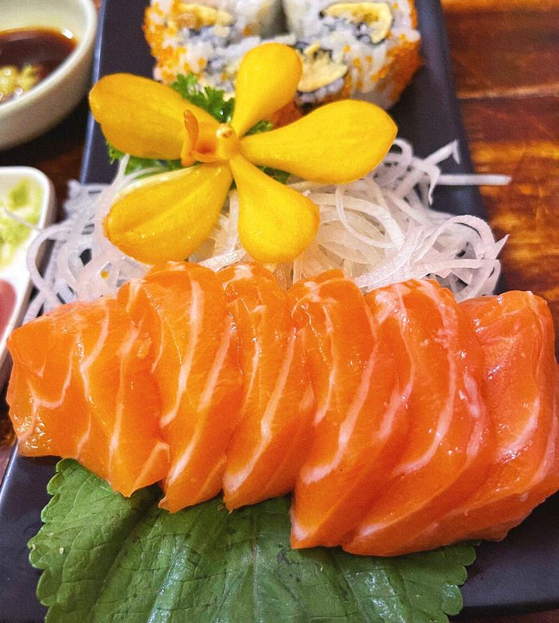 Sushi Thủ Đức Osaka nổi tiếng với cá hồi sống, miếng cá hồi không hề tanh mà trái lại ăn vào có cảm giác thơm, béo ngậy ăn cùng chút mù tạt tê cay khiên thực khách nào thưởng thức cũng phải xuýt xoa khen ngợi