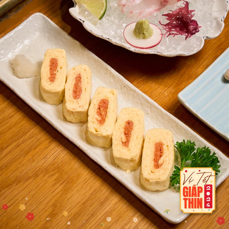 Mentai Tamago Yaki với nguyên liệu chính là trứng chiên, trứng cá và sốt Mentai. Trứng cuộn tròn từng lớp xốp mịn kết hợp sốt Mentai, cùng phần trứng cá nhỏ tạo nên một món ăn bắt mắt và hấp dẫn