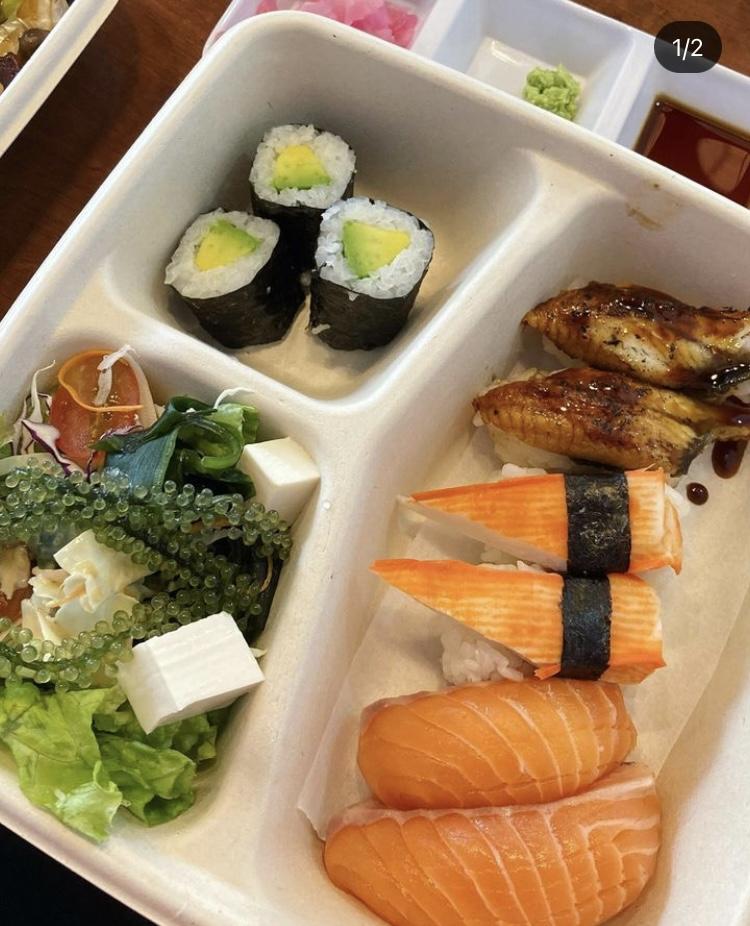 Món ăn tại Sushi Way được trang trí rất kì công, đẹp mắt, để lại ấn tượng tốt với thực khách ngay từ cái nhìn đầu tiên. Khi thưởng thức các món ăn tại đây thì phần lớn khách hàng đều hài lòng, nhận xét tích cực về sự thơm ngon, hấp dẫn.    Đột tươi mới của các loại cá sống cũng như cách bày trí món ăn chính là điểm cộng lớn ở đây