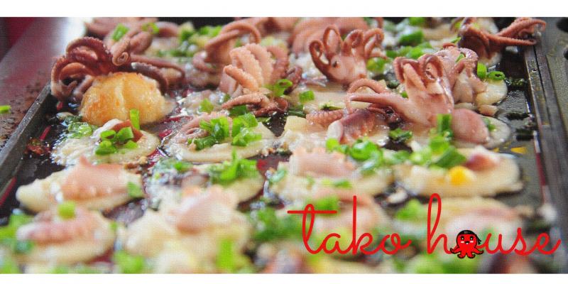 Bánh với nhân bạch tuộc mini nguyên con, topping với sốt Teriyaki cao cấp Nhật, cá ngừ xông khói khô bào mỏng, rong biển sấy khô, sốt mayonaise và gừng hồng Gari.