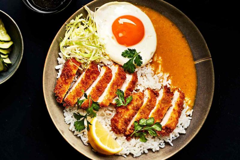 Có lẽ sẽ không thể có món thịt nào qua mặt được Tonkatsu ở Takumi: những miếng thịt heo được rán chìm trong chảo dầu nóng, chiên xù tới độ giòn tan và ánh lên màu vàng nâu hấp dẫn, sau đó, nó lại phủ lên một lớp nước sốt ngọt thơm và cay dịu.