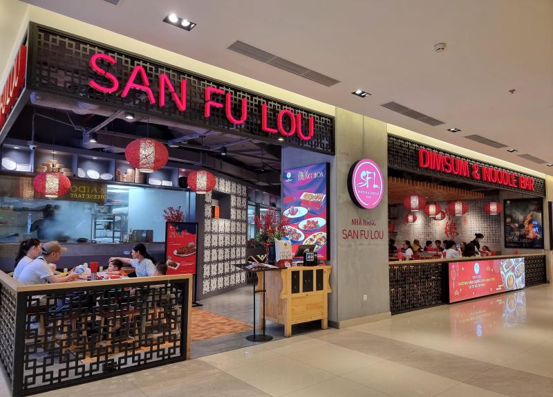 San Fu Lou mang đến các món ăn truyền thống Quảng Đông nổi tiếng với tiêu chí “Ngon lành, bổ dưỡng, an toàn vệ sinh” là ba điều phúc lành mang đến cho khách hàng.