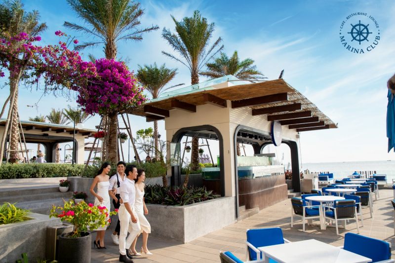 Marina Club sở hữu vị trí vàng để ngắm trọn vẹn ánh hoàng hôn buông xuống mặt biển tuyệt đẹp.