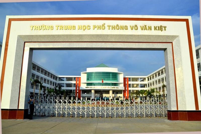 Trường THCS và THPT Võ Văn Kiệt