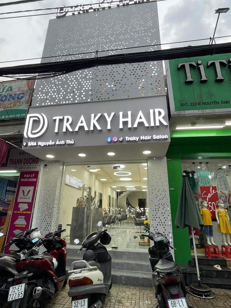 Traky Hair Salon là một trong những cái tên khá quen thuộc đối với nhiều người nổi tiếng và giới trẻ bởi uy tín, chất lượng luôn đặt lên hàng đầu.