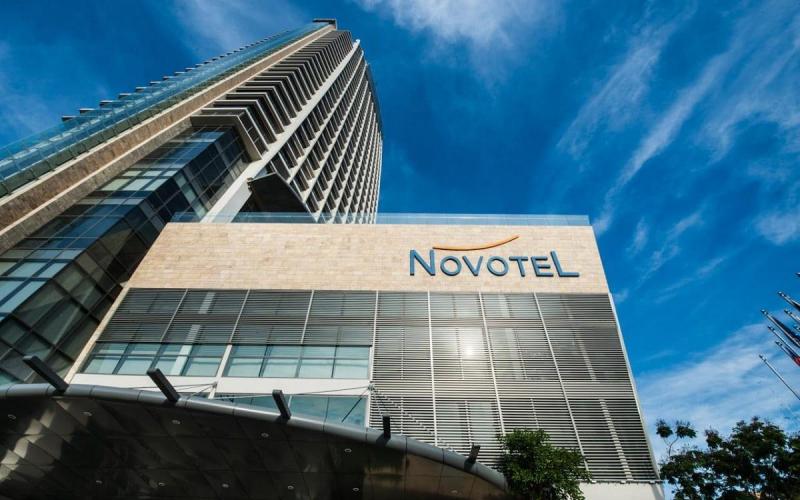 Nhà hàng The Square với không gian ẩm thực sang trọng, lãng mạn nằm trong khuôn viên khách sạn 5 sao Novotel Đà Nẵng Premier Sông Hàn