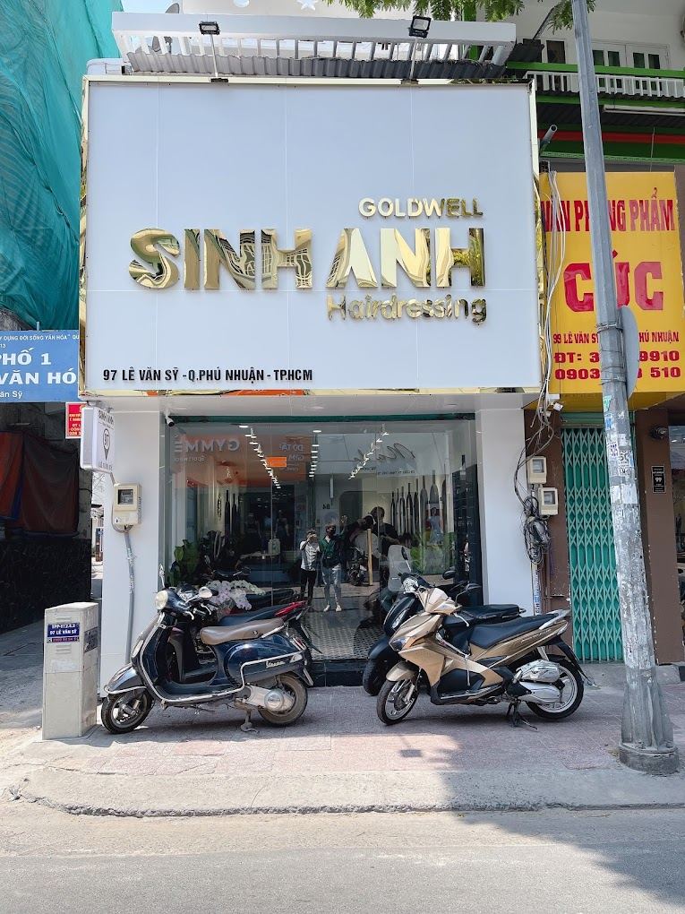 Sinh Anh Hair Salon là thương hiệu tạo mẫu tóc lớn nhất Việt Nam, trong số đó cơ sở tại quận Phú Nhuận luôn đông khách tới tân trang mái tóc.