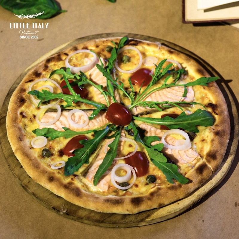 Pizza tại Little Italy là sự kết hợp hoàn hảo giữa đế bánh mỏng giòn, sốt cà chua đậm đà và lớp phô mai béo ngậy, cùng với các loại topping phong phú, tạo nên một trải nghiệm ẩm thực tuyệt vời.