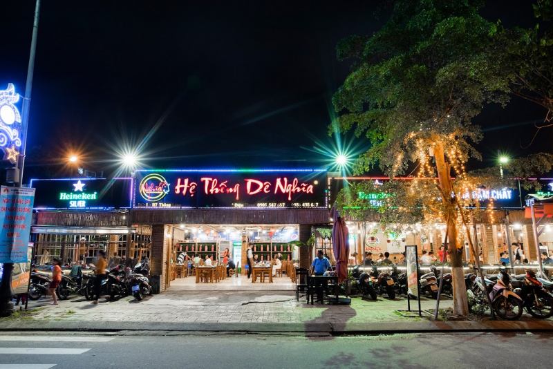 Dê Nghĩa là hệ thống nhà hàng đầu tiên tiên phong về thịt dê tại Đà Nẵng với thịt dê tươi ngon được lấy từ nguồn dê núi Ninh Bình cực kỳ chất lượng