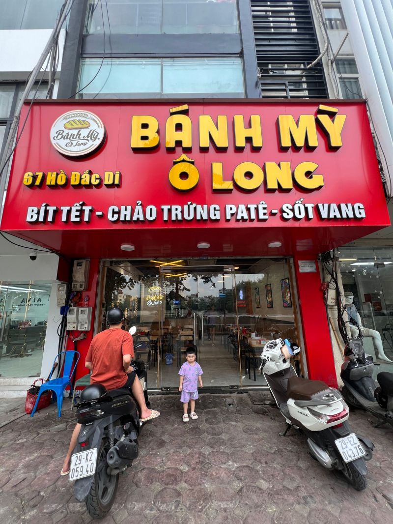 Được thành lập và cộng tác bởi những chuyên gia ẩm thực nổi tiếng, bánh mỳ Ô Long liên tục cải thiện chất lượng món ăn và đã trở thành một trong những địa chỉ ẩm thực nổi tiếng và uy tín dành cho giới trẻ tại Hà Nội.