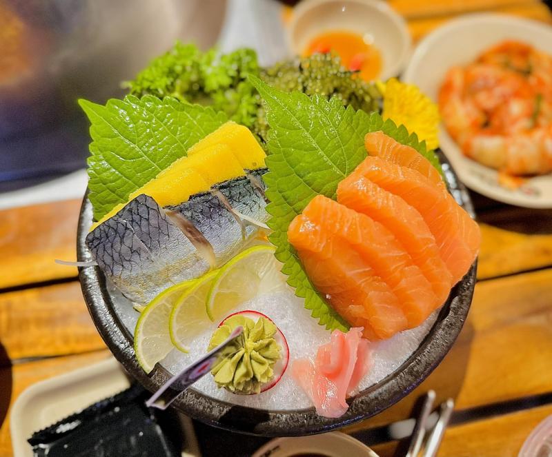 Khi ăn sashimi cá trích, bạn sẽ cảm nhận được vị béo của thịt cá hòa quyện với vị mặn của muối và vị cay nồng của wasabi.