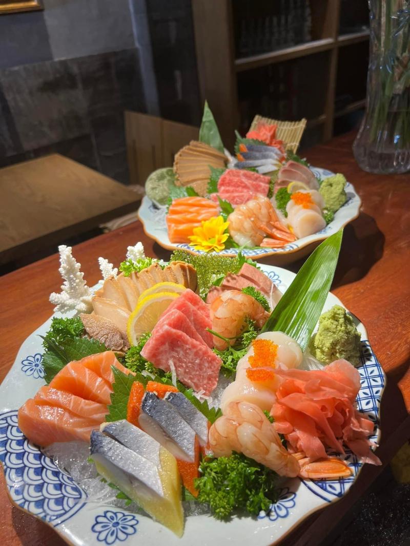 Các loại sashimi trong set tổng hợp thường được chế biến và trình bày một cách tinh tế và hợp vệ sinh, tạo nên một trải nghiệm ẩm thực độc đáo và tuyệt vời. Hương vị của set sashimi tổng hợp thường đậm đà, ngọt ngào và hấp dẫn, mang đến cho bạn một trải nghiệm ẩm thực tuyệt vời từ hải sản tươi ngon.