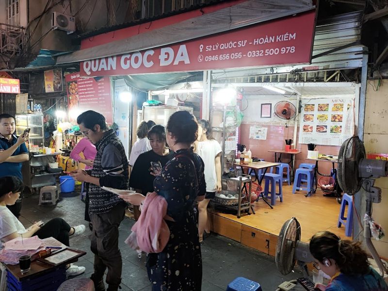 Tọa lạc tại Số 52 Lý Quốc Sư, Quận Hoàn Kiếm, Hà Nội, Gốc Đa Quán là địa điểm thu hút lượng khách đông đảo đến thưởng thức