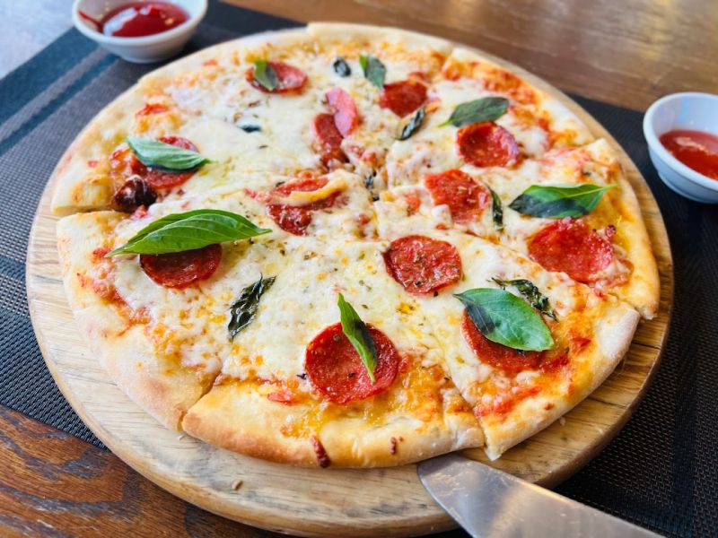 Pizza với lớp vỏ bánh mỏng, được phủ đầy các loại nguyên liệu như sốt cà chua, phô mai, và các loại thịt, rau củ. Với lớp vỏ bánh vàng giòn ở ngoài và phần nhân thơm ngon, mỗi miếng Pizza mang đến cho thực khách không chỉ là một bữa ăn ngon miệng mà còn là một trải nghiệm ẩm thực hấp dẫn